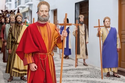 Luego, procesión del Cristo Yacente y María Santísima de los Dolores (con las caretas)
