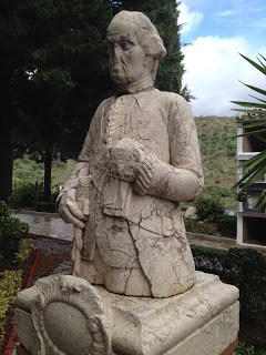 Escultura en piedra en el cementerio de Macharaviaya