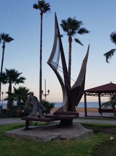 También hay otra “escultura maninera”, cerca de la costa