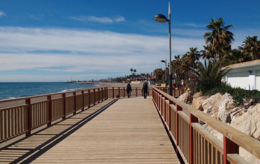 La colocación en las cercanías de la pasarela de madera