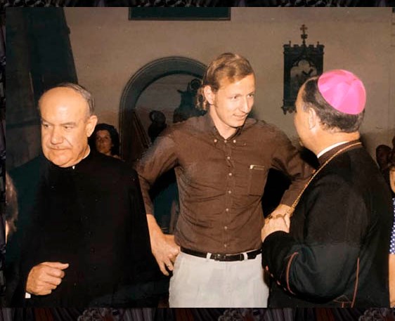 En la foto lo vemos con Reckling y el obispo de Málaga