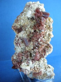 Espinelas rosadas (rubí), sobre mármol