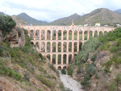 Y para surtir de agua a este último, se hace el famoso y emblemático Acueducto del Águila