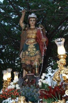 San Miguel es el Patrón de Nerja, que sale en procesión por sus calles