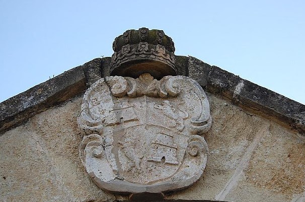 Aparece en escudos nobiliarios, en el pavimento de calles