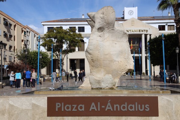 Al fondo, el Ayuntamiento, de 3 pisos