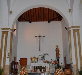 Destacan los camarines barrocos, el de la Virgen de los Dolores