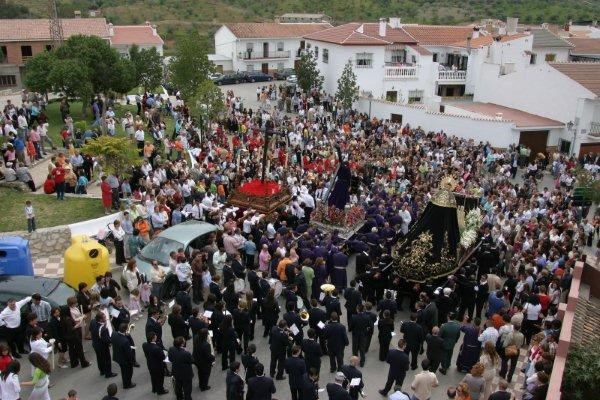 Y en el Viernes Santo, salen las tres Hermandades que aquí hay, y se juntan en la plaza