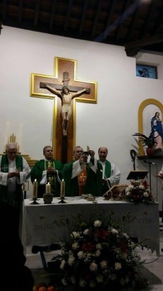 En la fotografía, D.Jesús Catalá, obispo, en la Eucaristía
