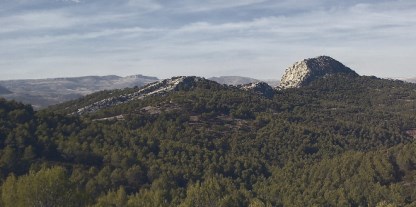 Tiene 986 m de alto, y está rodeado de encinas centenarias y pinos