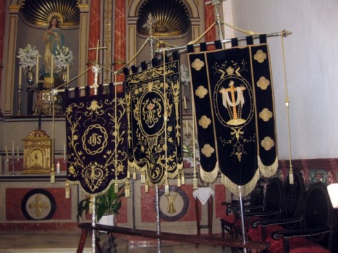 Después de la Eucaristía, donde están todos los estandartes de las cofradías