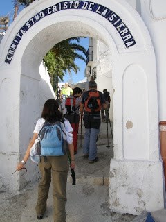 Enseguida encontramos una indicación hacia la ermita, un arco de entrada