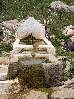 En las sierras calizas, hay muchas fuentes naturales, entre ellas la de Rejanada