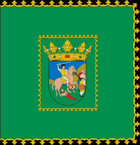 Y en el centro, el escudo municipal, enmarcado también de brocado en hilo de oro