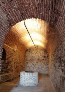 Bajo el templo, el antiguo aljibe con su pozo y la cripta de la mezquita