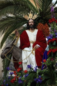 Dolores, solo procesiona la “titular mariana”, algo poco habitual
