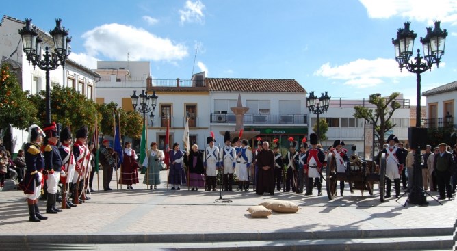Tiene estructura rectangular, muchos naranjos y una fuente octogonal